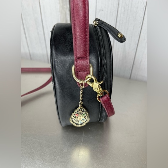 Harry Potter Hogwarts Platform 9 3/4 Crossbody Bag Handbag Purse with Charm - Picture 9 of 11